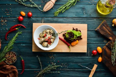 Krema soslu mantarlar. Üst te. Ücretsiz kopyalama alanı.