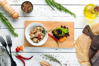 Krema soslu mantarlar. Üst te. Ücretsiz kopyalama alanı.