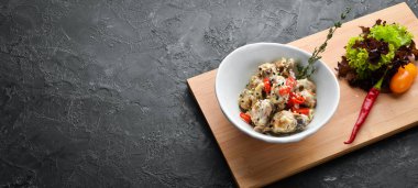 Krema soslu mantarlar. Üst te. Ücretsiz kopyalama alanı.