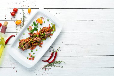 Sebzeli kaz ciğeri. Restoran yemekleri. Üst te. Ücretsiz kopyalama alanı.