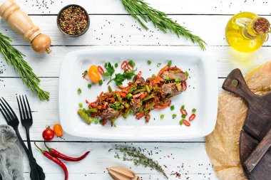 Sebzeli kaz ciğeri. Restoran yemekleri. Üst te. Ücretsiz kopyalama alanı.