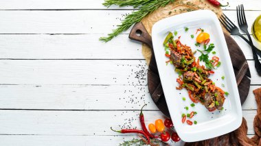 Sebzeli kaz ciğeri. Restoran yemekleri. Üst te. Ücretsiz kopyalama alanı.