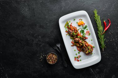 Sebzeli kaz ciğeri. Restoran yemekleri. Üst te. Ücretsiz kopyalama alanı.