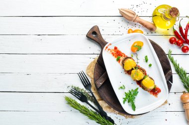 Peynir li ve sebzeli fırında mantar. Restoran yemekleri. Üst te. Ücretsiz kopyalama alanı.