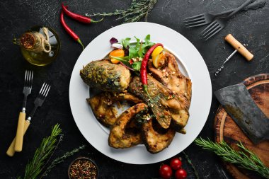Yağda kızarmış sazan balığı. Restoran yemekleri. Üst te. Ücretsiz kopyalama alanı.