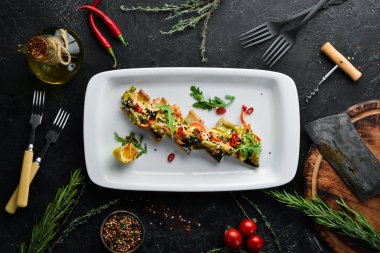 Sebzeli uskumru filetosu. Restoran yemekleri. Üst te. Ücretsiz kopyalama alanı.