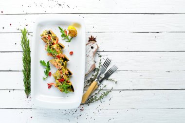 Sebzeli uskumru filetosu. Restoran yemekleri. Üst te. Ücretsiz kopyalama alanı.