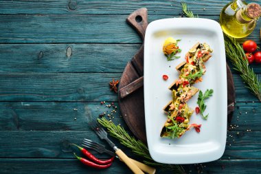 Sebzeli uskumru filetosu. Restoran yemekleri. Üst te. Ücretsiz kopyalama alanı.