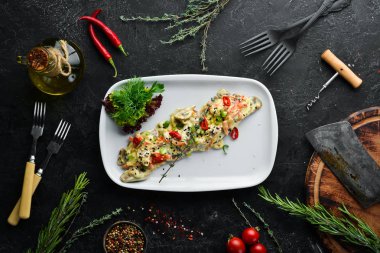 Krema soslu mantarlı tavuk filetosu. Restoran yemekleri. Üst te. Ücretsiz kopyalama alanı.