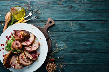 Kızılcık soslu ördek dolması. Restoran yemekleri. Üst te. Ücretsiz kopyalama alanı.