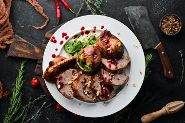 Kızılcık soslu ördek dolması. Restoran yemekleri. Üst te. Ücretsiz kopyalama alanı.