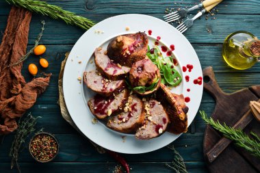 Kızılcık soslu ördek dolması. Restoran yemekleri. Üst te. Ücretsiz kopyalama alanı.
