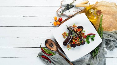 Karabuğday ve kanla sosis. Restoran yemekleri. Üst te. Ücretsiz kopyalama alanı.