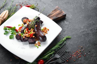 Karabuğday ve kanla sosis. Restoran yemekleri. Üst te. Ücretsiz kopyalama alanı.