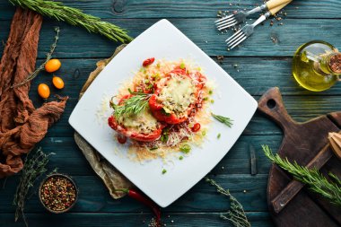 Pirinç, sebze ve peynir ile pişmiş kırmızı biber. Restoran yemekleri. Üst te. Ücretsiz kopyalama alanı.