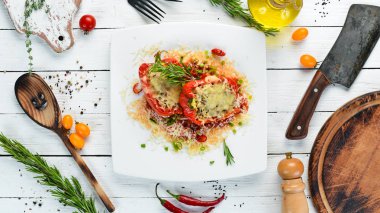 Pirinç, sebze ve peynir ile pişmiş kırmızı biber. Restoran yemekleri. Üst te. Ücretsiz kopyalama alanı.