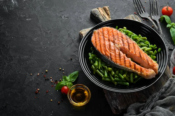 Gebackenes Lachssteak Mit Grünen Bohnen Auf Einem Schwarzen Teller Ansicht — Stockfoto