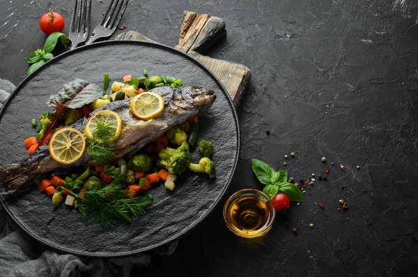 Peixe Truta Assado Com Legumes Limão Prato Preto Vista Superior — Fotografia de Stock