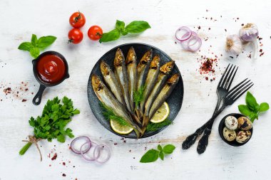 Siyah tabakta limonlu füme capelin balığı. Üst Manzara. Boş kopyalama alanı.