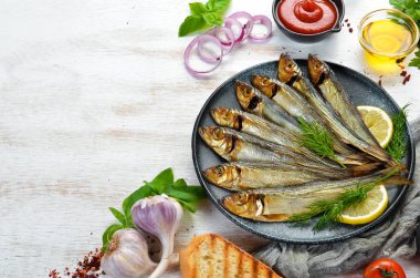 Siyah tabakta limonlu füme capelin balığı. Üst Manzara. Boş kopyalama alanı.