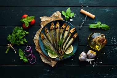 Siyah tabakta limonlu füme capelin balığı. Üst Manzara. Boş kopyalama alanı.