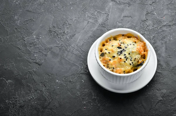 Mantar lı ve peynirli tavuk filetosu. Julien. Üst te. Ücretsiz kopyalama alanı.