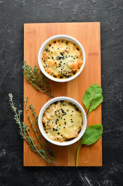 Mantar lı ve peynirli tavuk filetosu. Julien. Üst te. Ücretsiz kopyalama alanı.