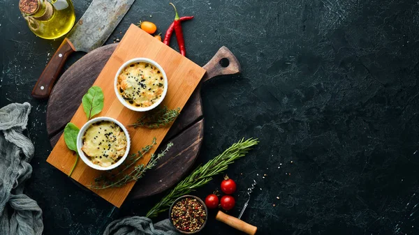 Mantar lı ve peynirli tavuk filetosu. Julien. Üst te. Ücretsiz kopyalama alanı.