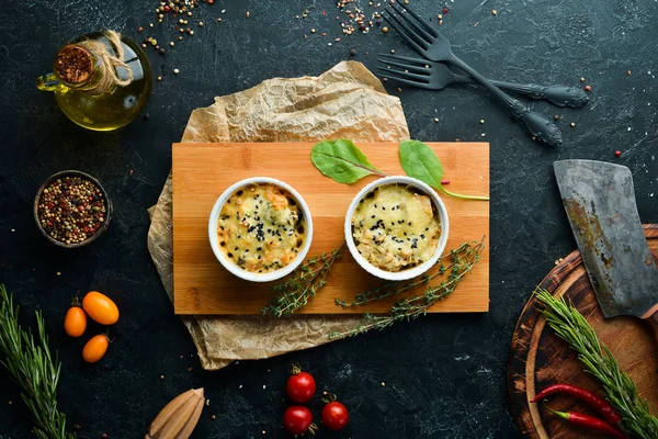 Mantar lı ve peynirli tavuk filetosu. Julien. Üst te. Ücretsiz kopyalama alanı.