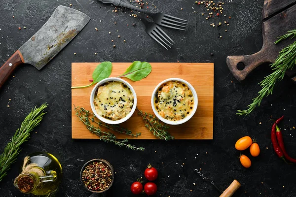 Mantar lı ve peynirli tavuk filetosu. Julien. Üst te. Ücretsiz kopyalama alanı.