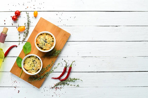 Mantar lı ve peynirli tavuk filetosu. Julien. Üst te. Ücretsiz kopyalama alanı.