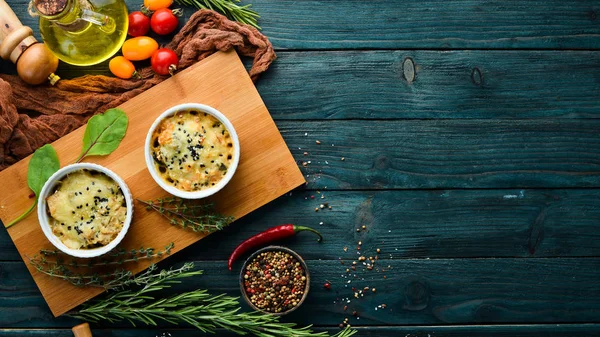 Mantar lı ve peynirli tavuk filetosu. Julien. Üst te. Ücretsiz kopyalama alanı.