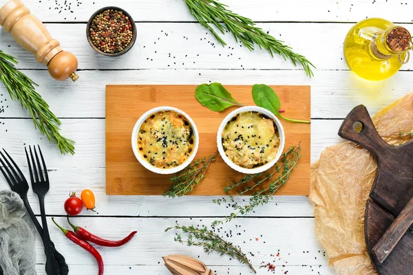 Mantar lı ve peynirli tavuk filetosu. Julien. Üst te. Ücretsiz kopyalama alanı.