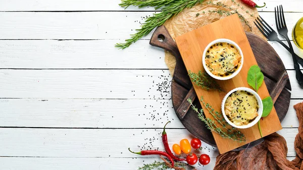 Mantar lı ve peynirli tavuk filetosu. Julien. Üst te. Ücretsiz kopyalama alanı.