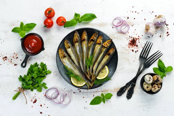 Siyah tabakta limonlu füme capelin balığı. Üst Manzara. Boş kopyalama alanı.