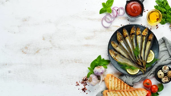 Poisson Capelan Fumé Citron Sur Une Assiette Noire Vue Dessus — Photo