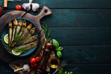 Siyah tabakta limonlu füme capelin balığı. Üst Manzara. Boş kopyalama alanı.