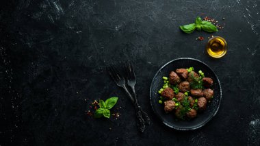 Siyah tabakta soğanlı fırında köfte. Üst Manzara. Boş kopyalama alanı.