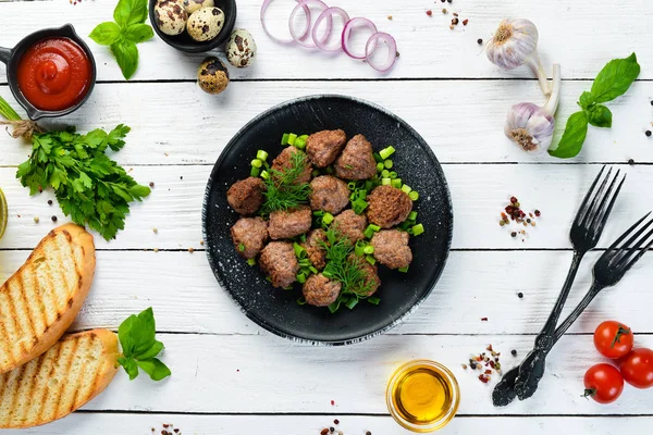Siyah tabakta soğanlı fırında köfte. Üst Manzara. Boş kopyalama alanı.