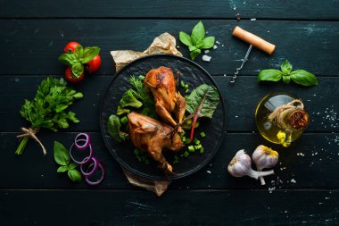 Pişmiş bıldırcın ve sebze. Düz yatıyordu. Üst Manzara. Boş kopyalama alanı.