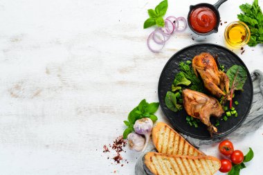 Pişmiş bıldırcın ve sebze. Düz yatıyordu. Üst Manzara. Boş kopyalama alanı.