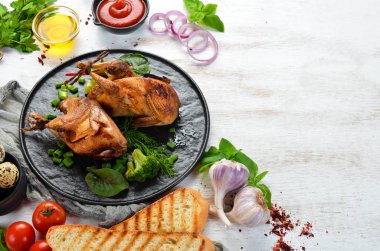 Pişmiş bıldırcın ve sebze. Düz yatıyordu. Üst Manzara. Boş kopyalama alanı.