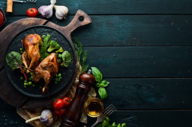 Pişmiş bıldırcın ve sebze. Düz yatıyordu. Üst Manzara. Boş kopyalama alanı.