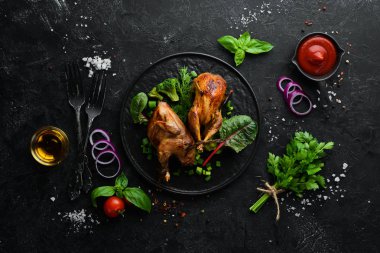 Pişmiş bıldırcın ve sebze. Düz yatıyordu. Üst Manzara. Boş kopyalama alanı.