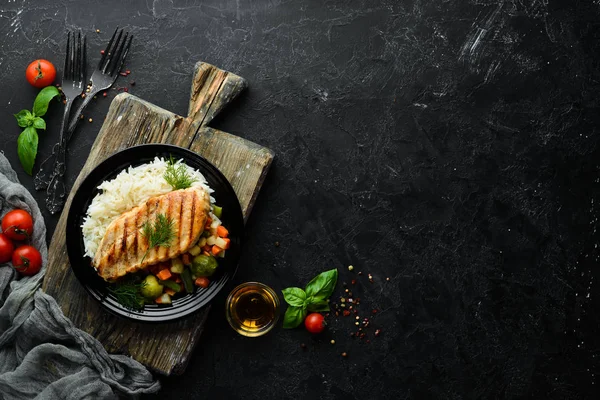 Baked Chicken Fillet Rice Vegetables Black Plate Top View Free — Stock Photo, Image