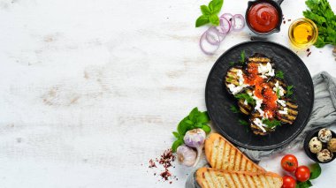 Siyah tabakta fırında patlıcan, havyar ve peynir. Düz yatıyordu. Üst Manzara. Boş kopyalama alanı.