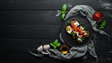 Siyah tabakta fırında patlıcan, havyar ve peynir. Düz yatıyordu. Üst Manzara. Boş kopyalama alanı.