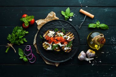 Siyah tabakta fırında patlıcan, havyar ve peynir. Düz yatıyordu. Üst Manzara. Boş kopyalama alanı.