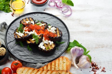 Siyah tabakta fırında patlıcan, havyar ve peynir. Düz yatıyordu. Üst Manzara. Boş kopyalama alanı.