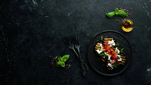 Siyah tabakta fırında patlıcan, havyar ve peynir. Düz yatıyordu. Üst Manzara. Boş kopyalama alanı.